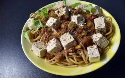 Pâtes complètes à l’avocat, légumes et tofu