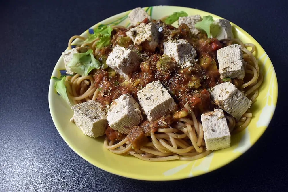 Pâtes complètes à l’avocat, légumes et tofu
